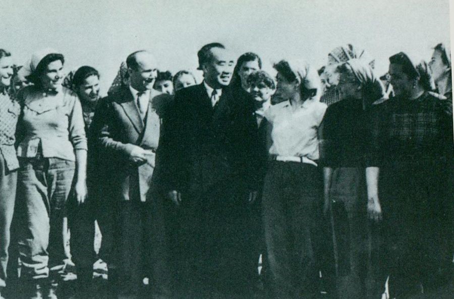 1956年1月16日，朱德参观匈牙利人民共和国拉科什恰巴米丘林农业生产合作社，并与社员合影。