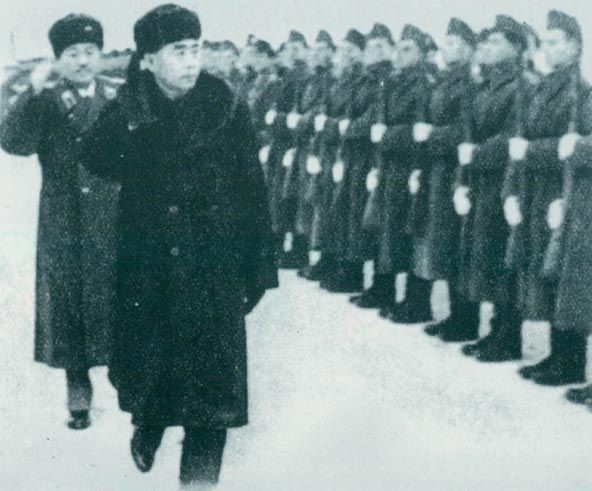 1957年1月16日，周恩来、贺龙检阅匈牙利人民军仪仗队。