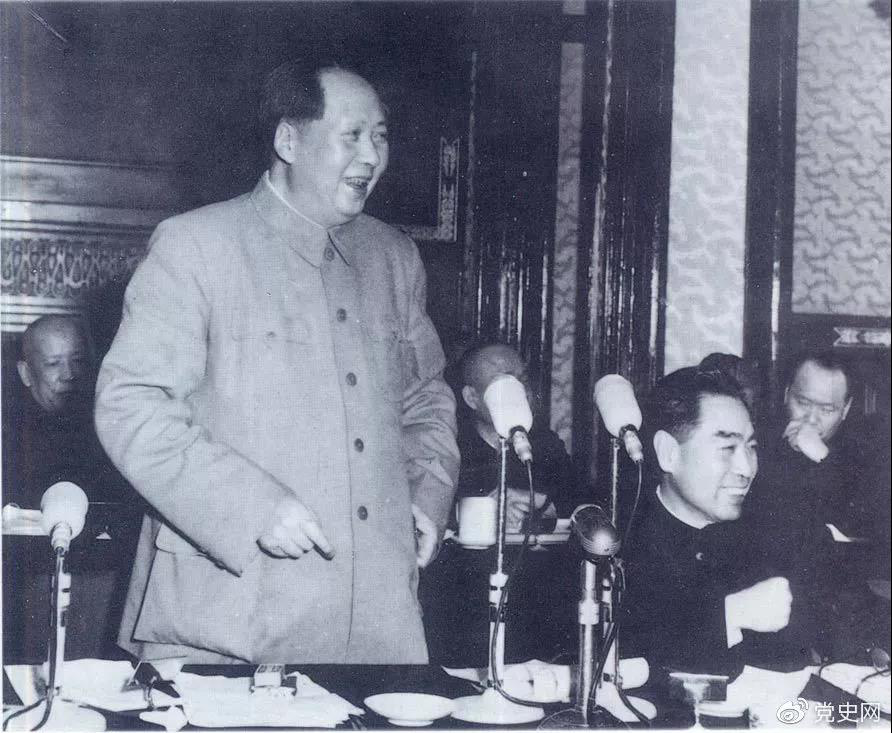 1956年1月25日，毛泽东在最高国务会议第六次会议上讲话。