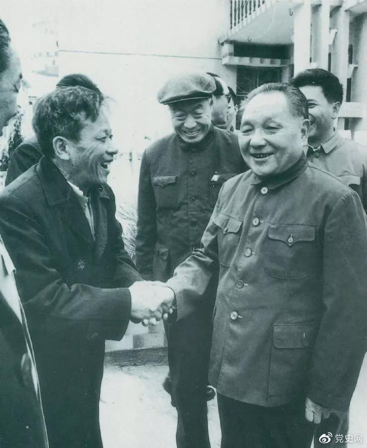 1984年1月25日，邓小平在深圳经济特区走访渔民新村。