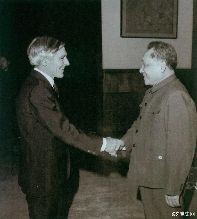 1981年1月26日，邓小平对来访的澳大利亚外长斯特里特说，我们要写个文件，主要是总结中华人民共和国成立以来的历史经验。