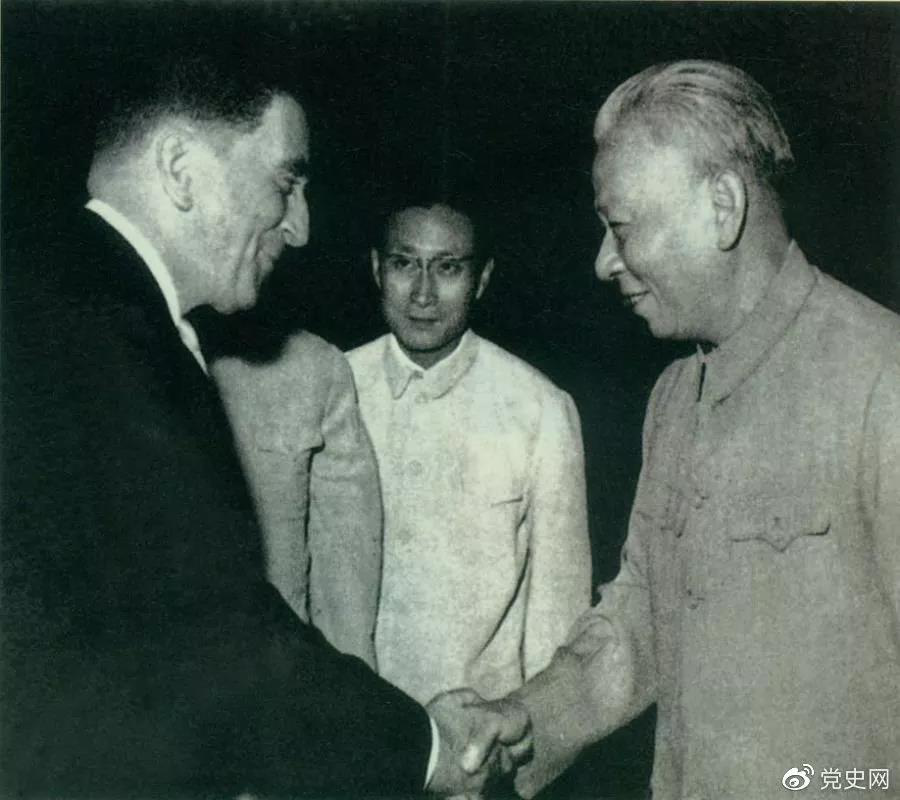1964年1月27日，中法两国建立外交关系。图为法国驻华大使向刘少奇主席递交国书。