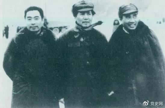 1946年1月27日，周恩来由重庆飞抵延安，参加中共中央书记处会议。图为毛泽东、朱德、周恩来在机场留影。