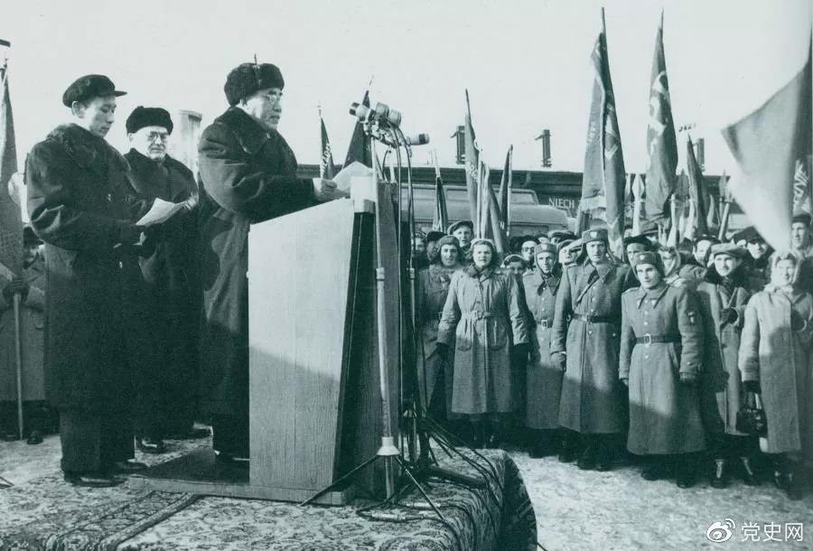 1956年1月30日，朱德访问波兰，在华沙党中央车站发表演说。