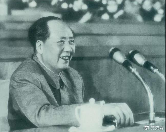 1962年1月30日，毛泽东在扩大的党中央工作会议上讲话。