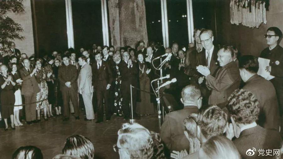 1979年1月30日，邓小平出席美国团体联合举行的招待会，并发表讲话。