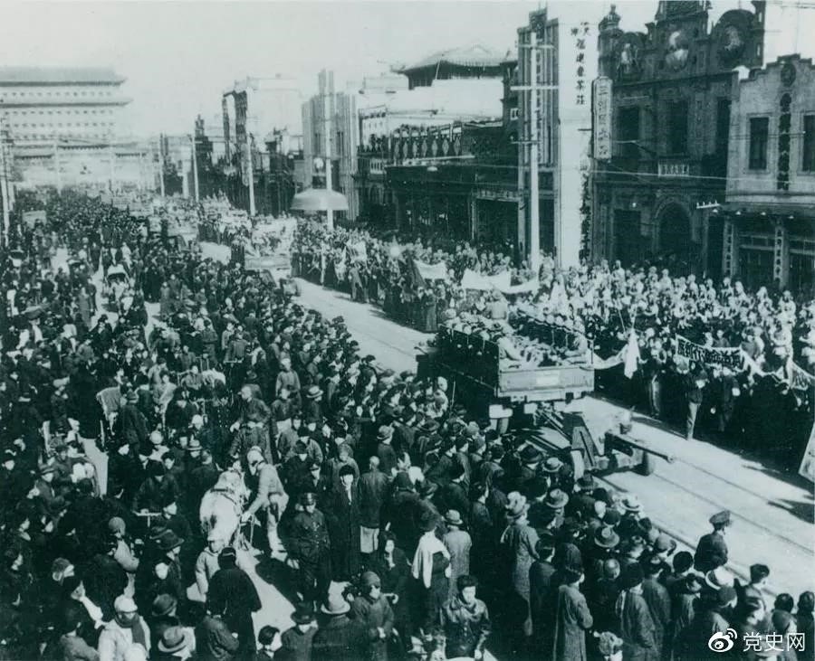 1949年1月31日，北平和平解放。图为人民解放军举行入城式。