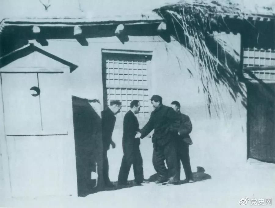 1949年1月31日，苏共党中央政治局委员米高扬秘密访问西柏坡，图为毛泽东迎接客人到来。
