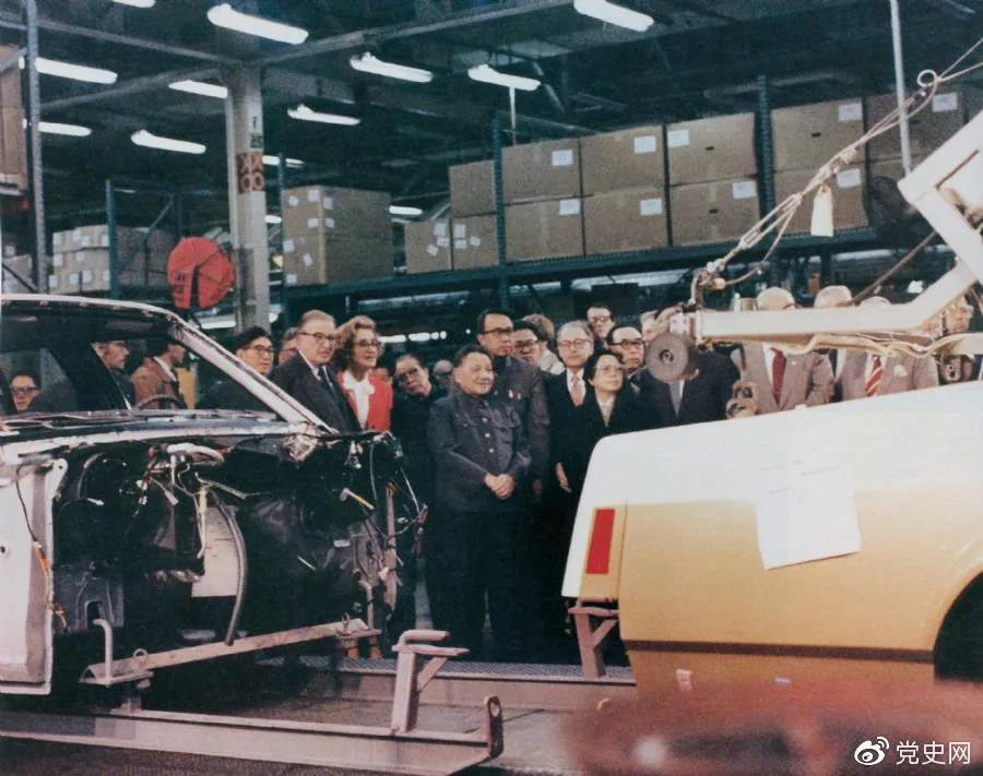 1979年2月1日，邓小平参观福特汽车公司装配厂，并观看了汽车装配线的整个生产过程。