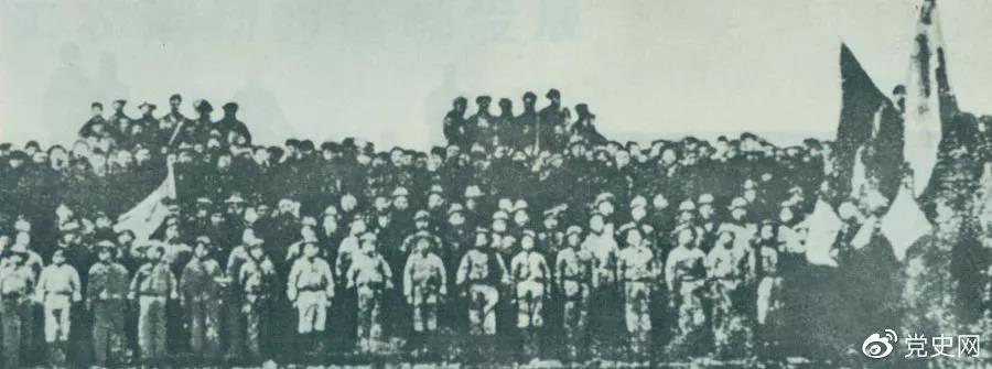 1923年2月4日，京汉铁路工人举行总罢工。图为京汉铁路总工会成立大会的代表合影。