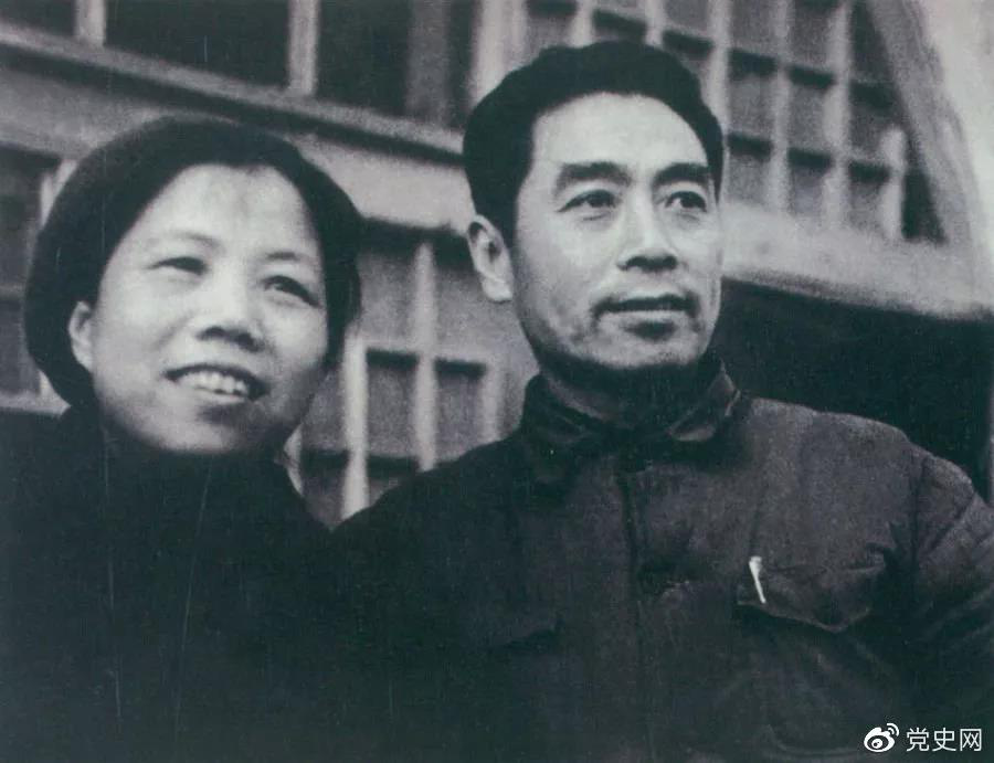 1904年2月4日 邓颖超同志诞辰。图为1944年周恩来和邓颖超在延安留影。
