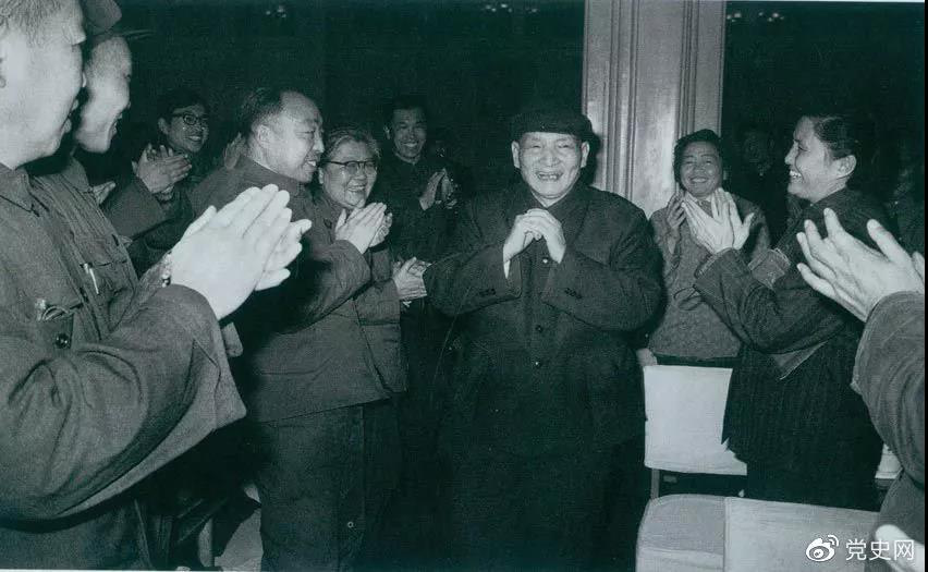 图为1981年2月5日，陈云在北京向教师们祝贺春节。