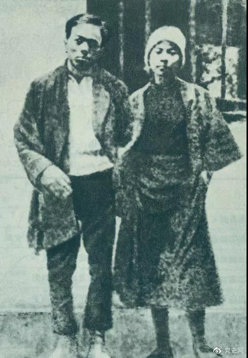 1928年2月6日 共产党员周文雍和陈铁军被敌人押上刑场，两人态度从容，昂首挺胸，高唱《国际歌》，慷慨就义。图为两人在狱中的合影。