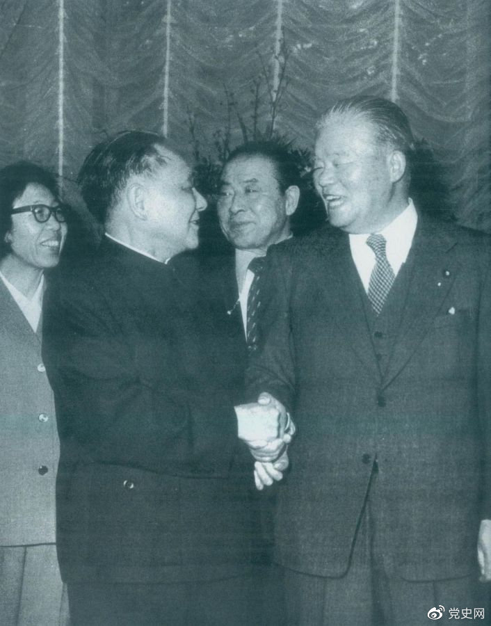 1979年2月7日，邓小平访问日本期间，同日本首相大平正芳会谈。