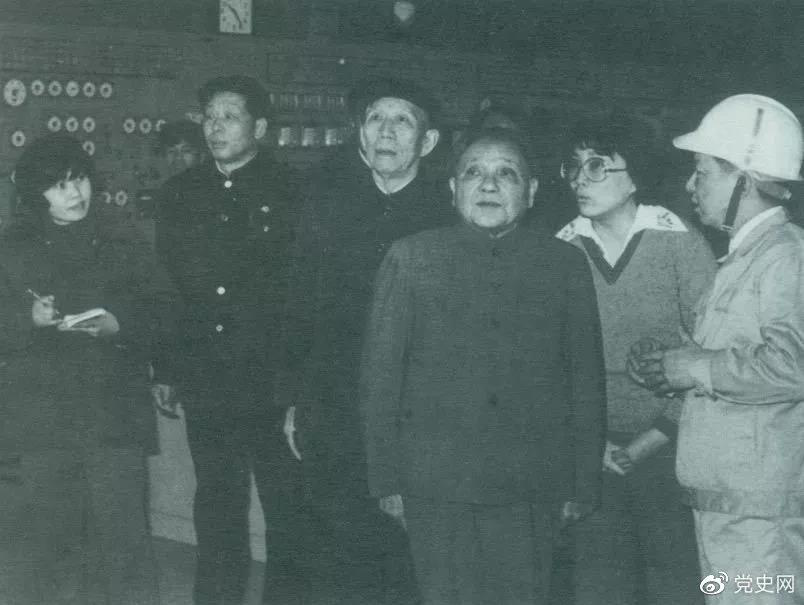 1984年2月，邓小平和王震在上海视察宝山钢铁总厂