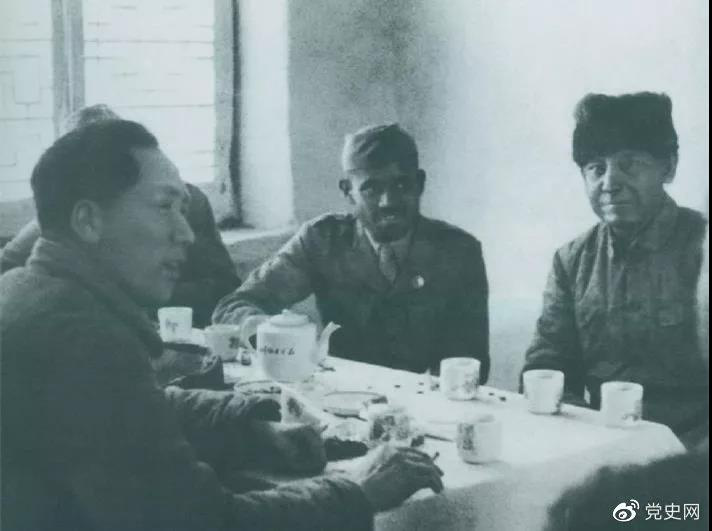 1939年2月14日，毛泽东与印度援华医疗队成员爱德华（右一）、柯棣华（右二）亲切交谈。
