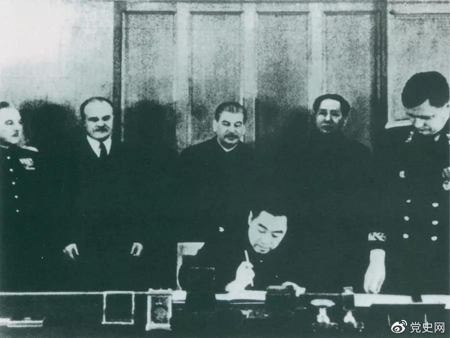 1950年2月14日，毛泽东与斯大林出席在克里姆林宫举行的《中苏友好同盟互助条约》签字仪式。