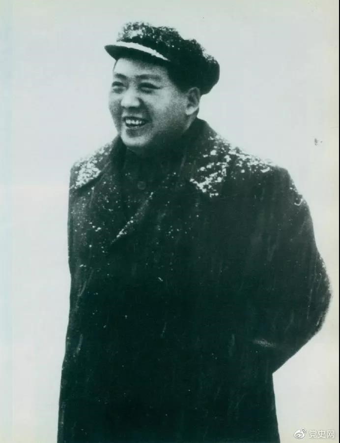 毛泽东于1953年2月16日第一次来武汉。图为毛泽东赴汉口途中下车喜迎春雪。