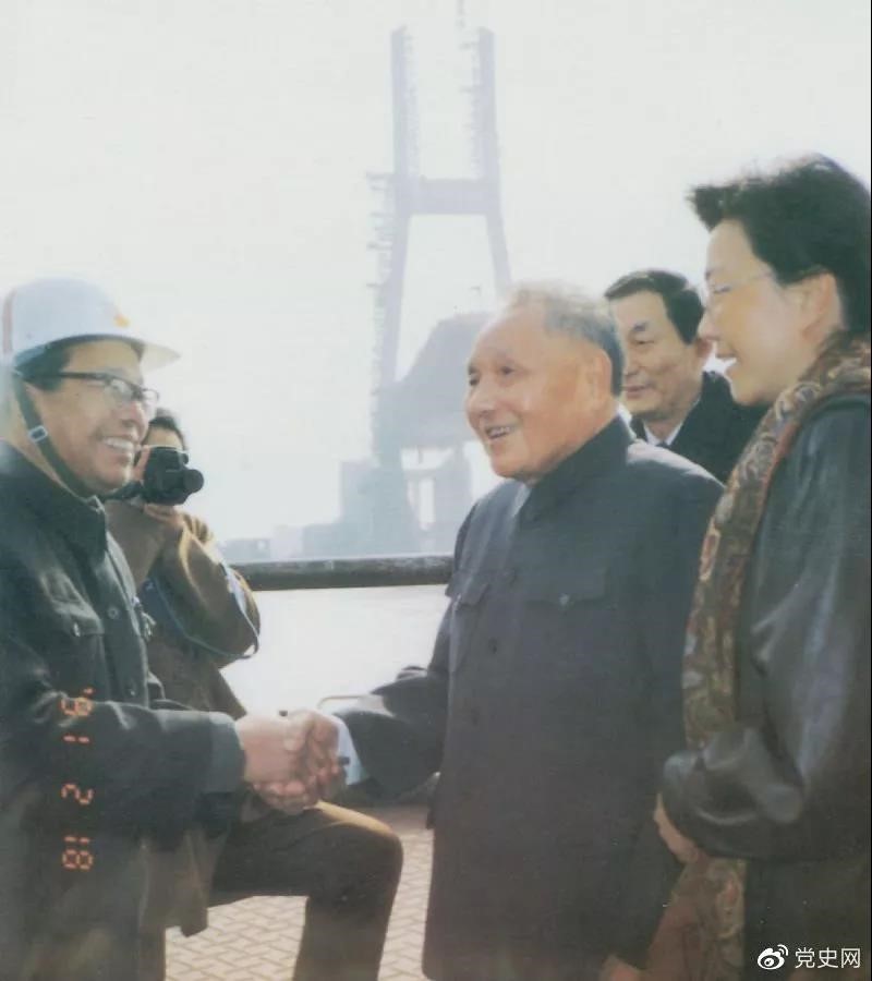 1991年2月18日，邓小平视察上海南浦大桥工地时同大桥工程设计人员握手。