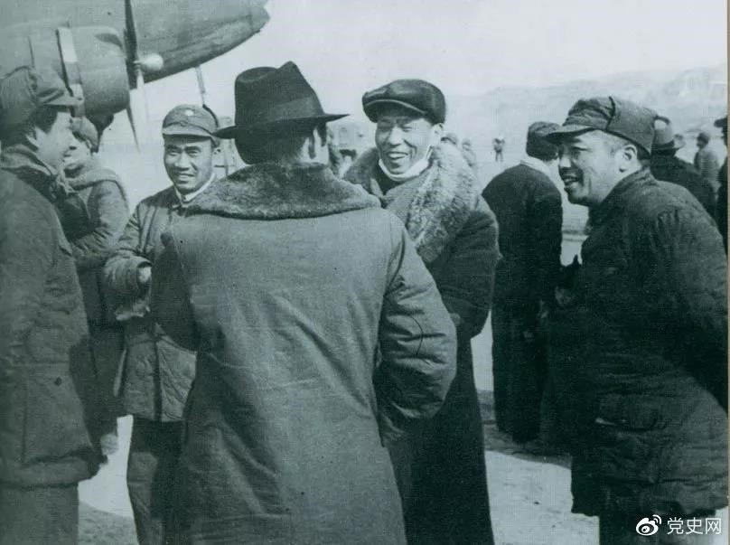 1946年2月19日，毛泽东等在延安机场迎接从重庆回延安汇报工作的周恩来。