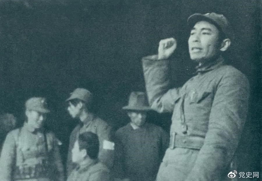 1939年2月23日，周恩来到皖南新四军军部，传达党中央关于新四军向北向敌后发展的方针。