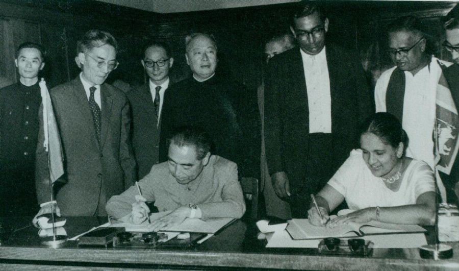 　　1964年2月26日至29日，周恩来访问锡兰（今斯里兰卡）时，和总理西丽马沃·班达拉奈克夫人签署中锡联合公报。