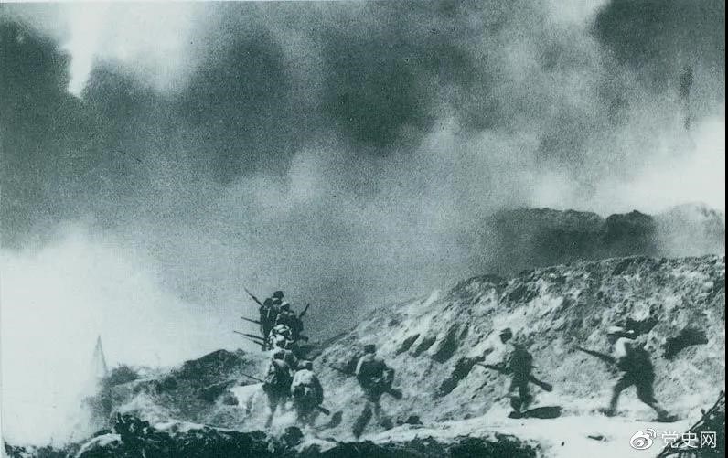 　　1948年2月28日至3月3日，西北野战军发起宜川战役，歼灭国民党军2.9万余人，取得了转入外线作战后的第一个大胜利。图为部队攻占瓦子街。 