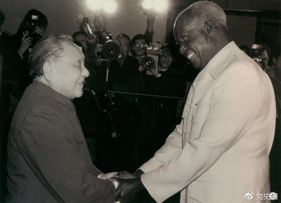 1988年3月1日，邓小平在北京会见赞比亚总统肯尼斯·戴维·卡翁达。