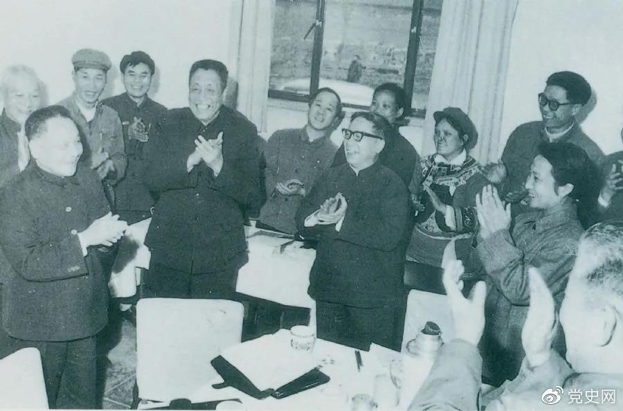 1978年3月2日，邓小平到五届全国人大一次会议云南和四川省代表团看望代表们。