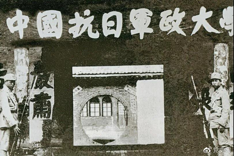 1937年3月2日，毛泽东为中国人民抗日军政大学第二期第二队学员题词：“要学习朱总司令：度量大如海，意志坚如钢?！蓖嘉谷站笱Ь芍贰? width=