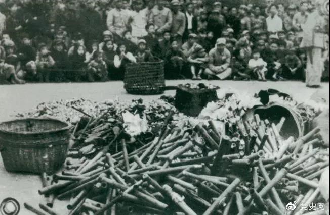 1950年2月24日，政务院发出《关于严禁鸦片烟毒的通令》。图为政府收缴的烟具和赌具。