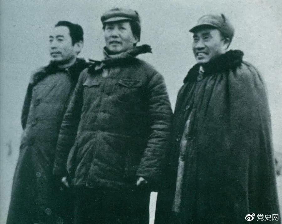 1946年3月4日，毛泽东和朱德、周恩来在延安机场。