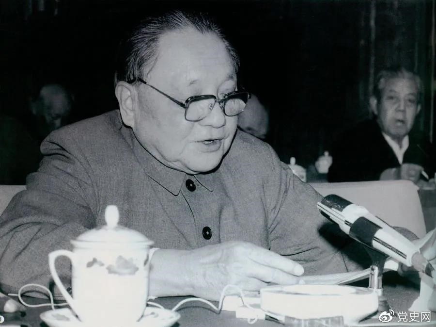 1985年3月7日，邓小平在全国科技工作会议上发表讲话。