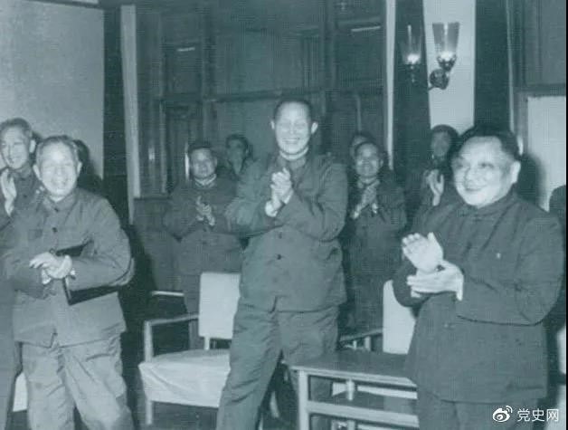 1978年3月，邓小平和参加五届人大一次会议的解放军代表在一起。