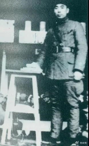 1939年3月10日，周恩来为新四军排以上干部作题为《目前形势与新四军任务》的报告。