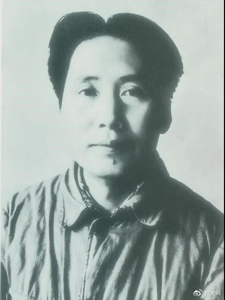 1940年3月11日  毛泽东在党的高级干部会议上作题为《目前抗日统一战线中的策略问题》的报告。
