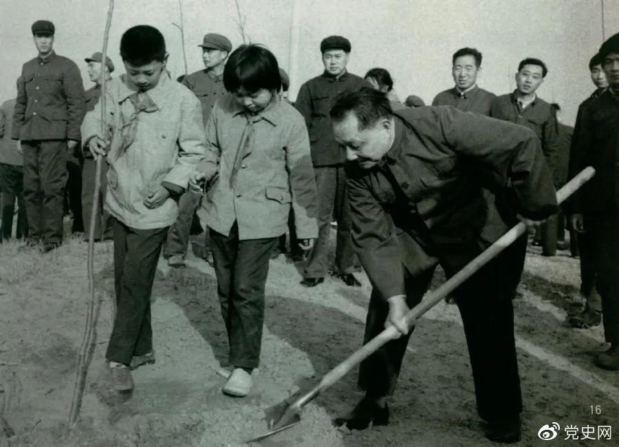 1979年3月12日，邓小平到北京大兴县庞各庄参加植树活动。