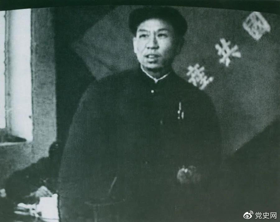 1949年3月，刘少奇在中共七届二中全会上发言。