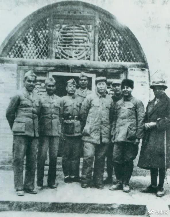 1939年3月15日，毛泽东在延安会见印度援华医疗队全体人员。