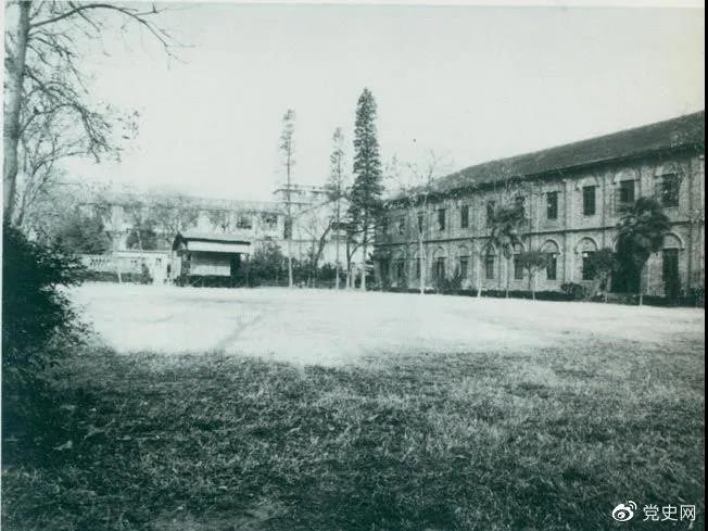 　　1927年3月18日，毛泽东出席在武昌举行的河南武装农民代表大会，并作湖南农运状况报告。图为大会会场——武昌农讲所大操场。