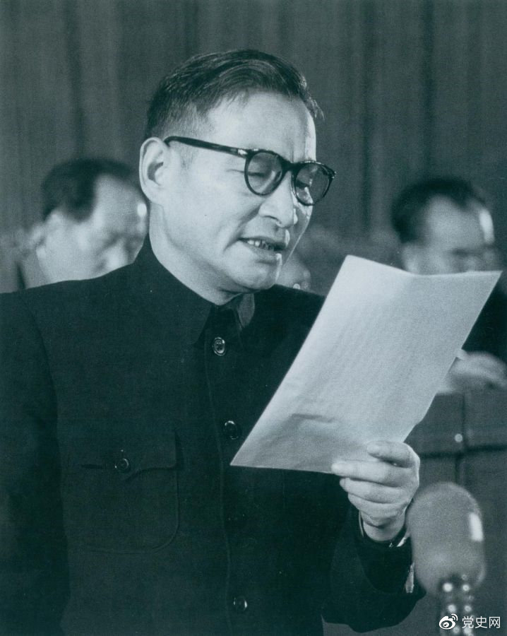 1955年3月21日，陈云在中国共产党全国代表会议上作关于发展国民经济的第一个五年计划的报告。