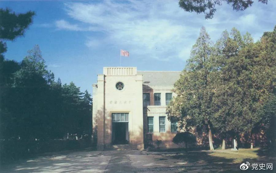 杨家岭革命旧址，位于延安城西北约3公里，是中共中央1938年11月至1947年3月的所在地。