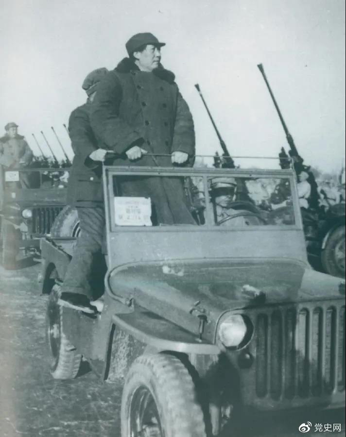 1949年3月25日，毛泽东在北平西苑机场检阅部队。