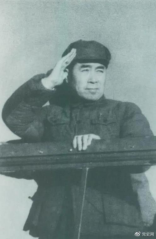 1949年3月，中共中央进入北平。图为周恩来在北平机场检阅部队。
