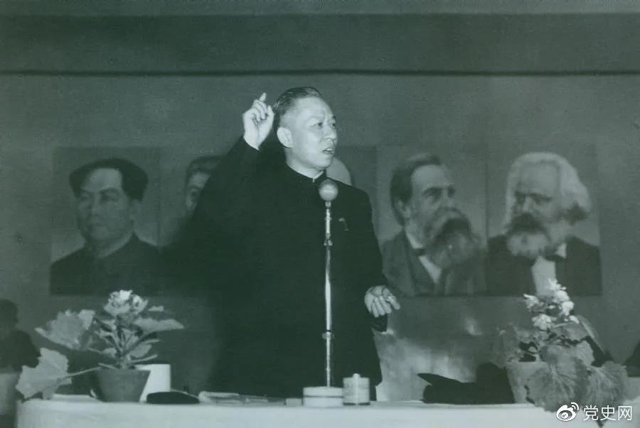 1951年3月28日，刘少奇在第一次全国组织工作会议上作报告。